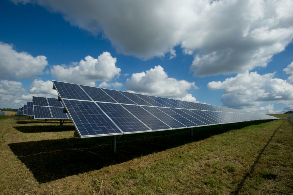 Schema de Ajutor ENERGIE 2026: Tot ce trebuie să știi despre finanțarea pentru panouri fotovoltaice în agricultură și industria alimentară